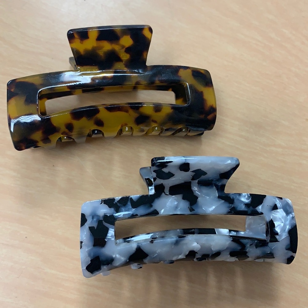 Pack of 2 hair claws.